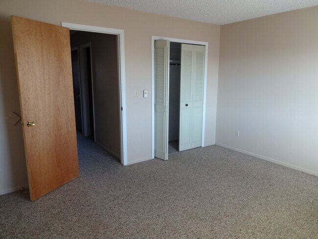 Upstairs Master Bedroom - 55 Castle Royal Dr