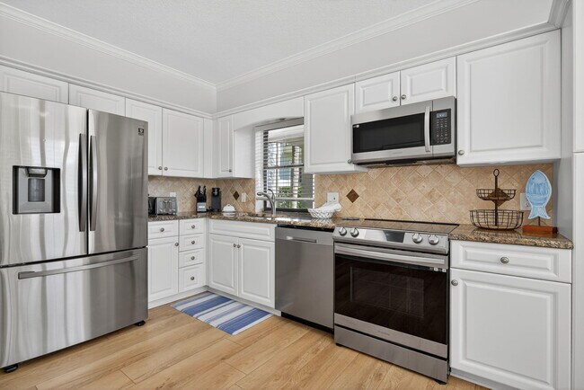 Building Photo - 16100 W Bay Dr