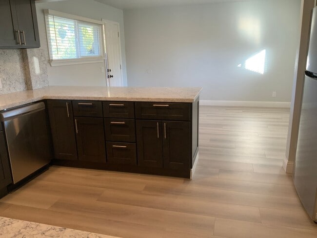 Building Photo - Beautifully remodeled 3 bedroom 2 bath Pin...