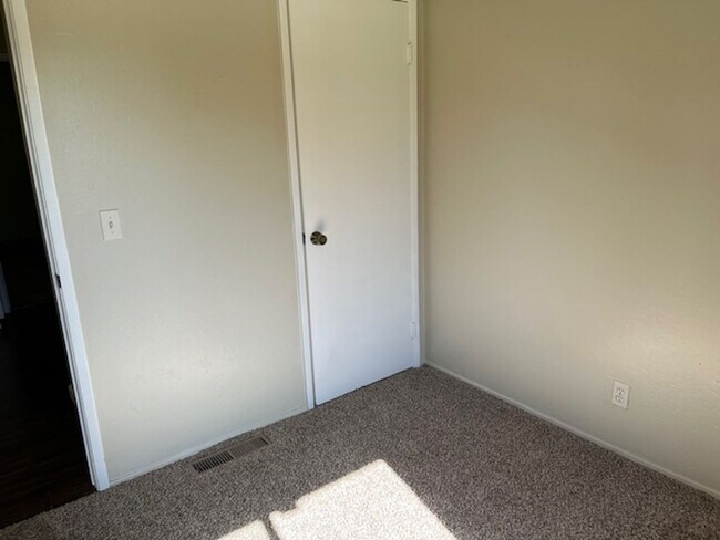 Building Photo - 3 bedroom 1.5 bathroom condo in Davis