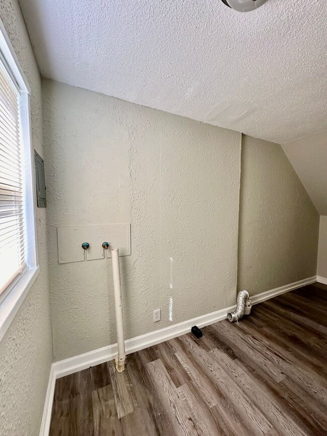 Building Photo - Cozy 2 Bedroom/1Bathroom Duplex For Rent ***Center School District***