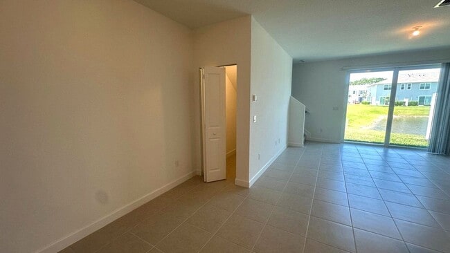 Building Photo - 553 Rivergrass St