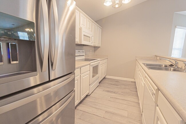 Building Photo - 4850 Meadowsweet Dr