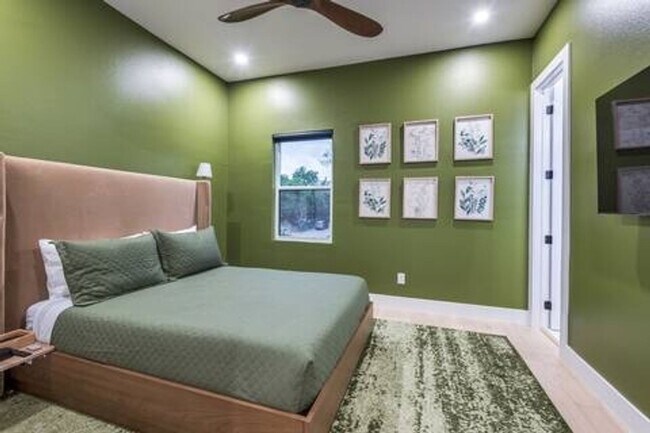 Building Photo - Stunning 3BR  3.5 Bath Townhome in Dallas