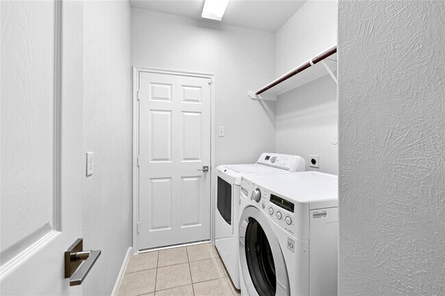 Building Photo - 7531 Oakwood Canyon Dr