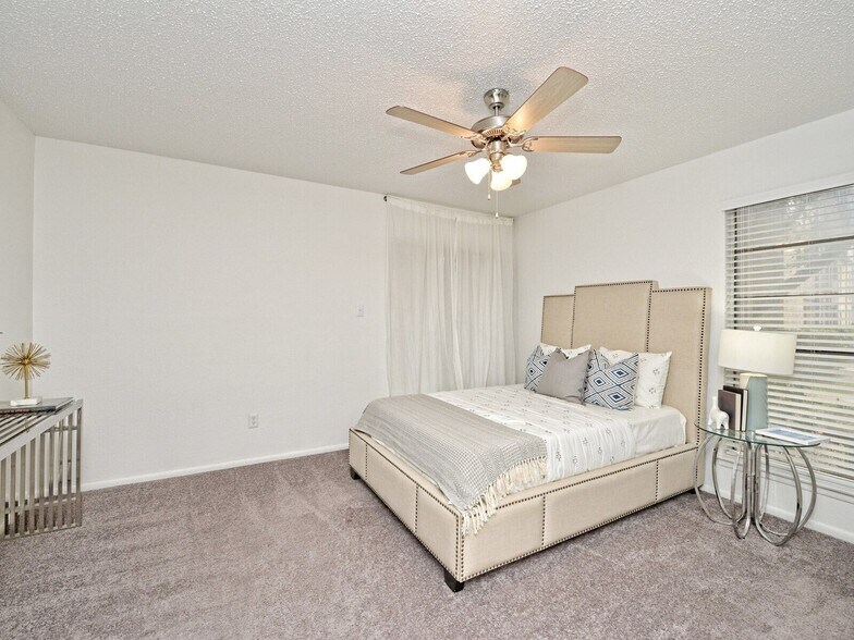 Building Photo - 3600 N Hills Dr