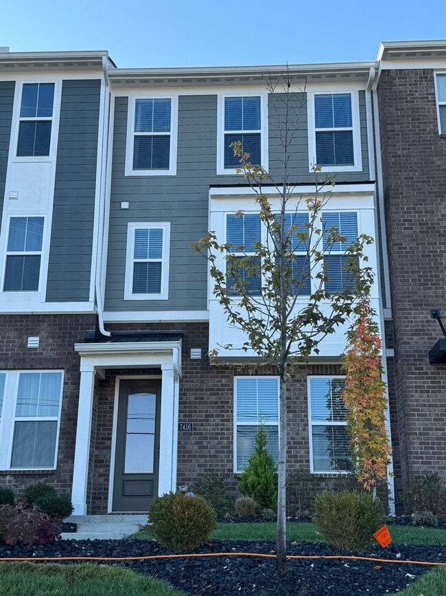 Building Photo - Stunning Executive Townhome Liberty Twp