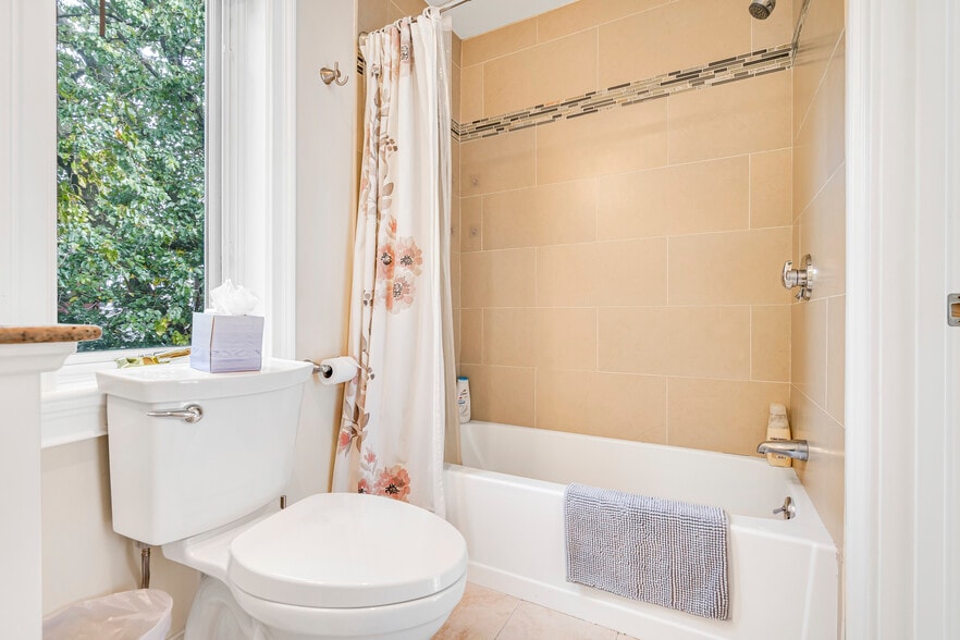 Building Photo - 14 Bradbury St