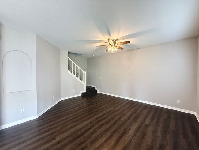 Building Photo - Clean and Comfortable 3 Bedroom Townhome