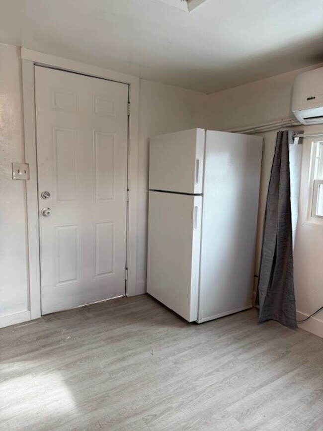 Building Photo - One Bedroom House Near Empower Field - Move In Ready!