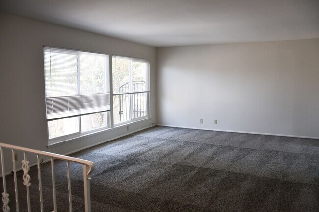 Building Photo - 522 E Collins Ave