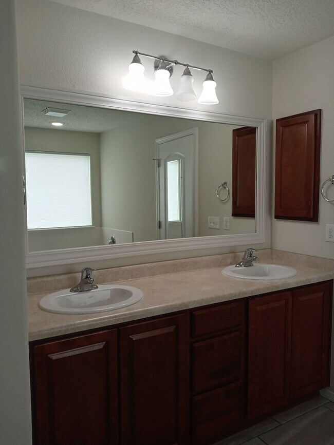 Building Photo - FOUR BEDROOMS!