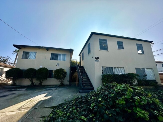 Building Photo - Updated 1B 1BA in Crown Point!