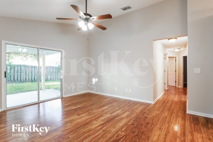 Building Photo - 1460 Greenway Pl