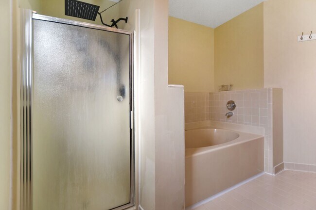 Building Photo - Pet Friendly Three Bedroom!