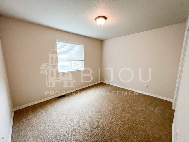 Building Photo - 1167 Solitaire St