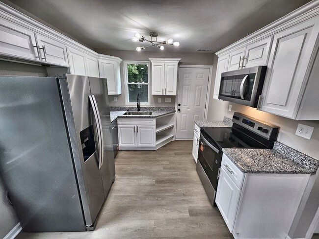 Building Photo - Newly Renovated 3 Bedroom Ranch Home