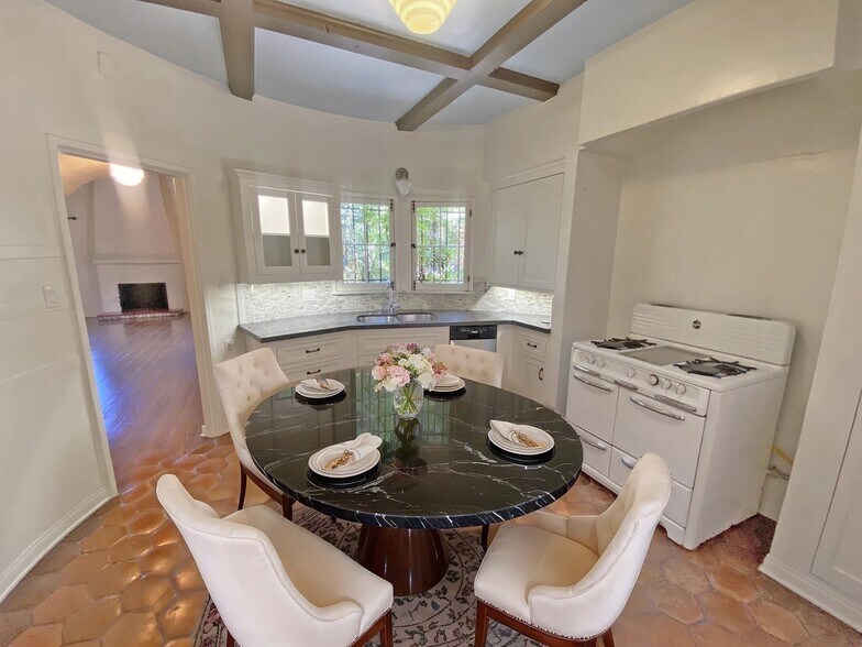 Building Photo - 1150 N Curson Ave