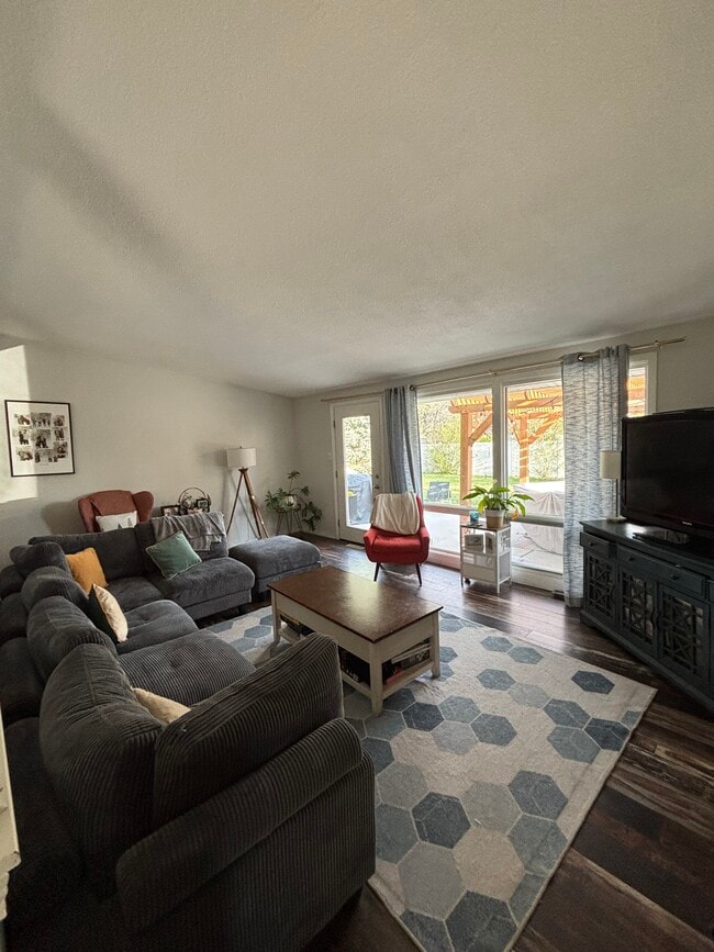 Primary Photo - 913 Buena Dr