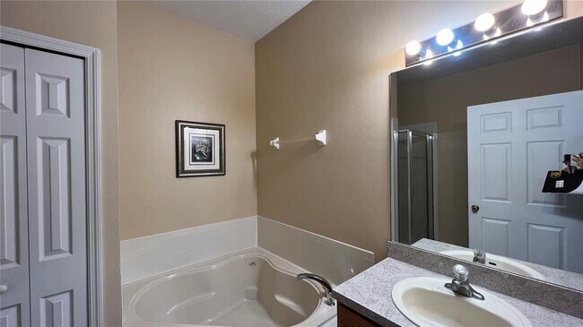 Building Photo - 16713 Rolling Green Dr