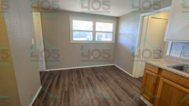Building Photo - 3 Bedroom in MWC!