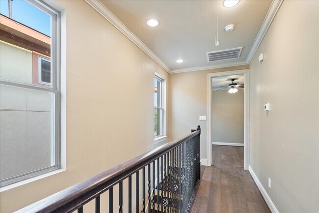 Building Photo - 1518 Amundsen St