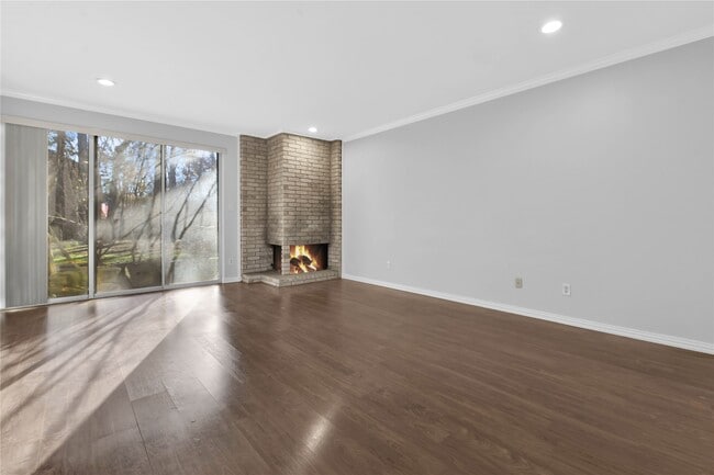 Building Photo - 2113 Lake Village Dr