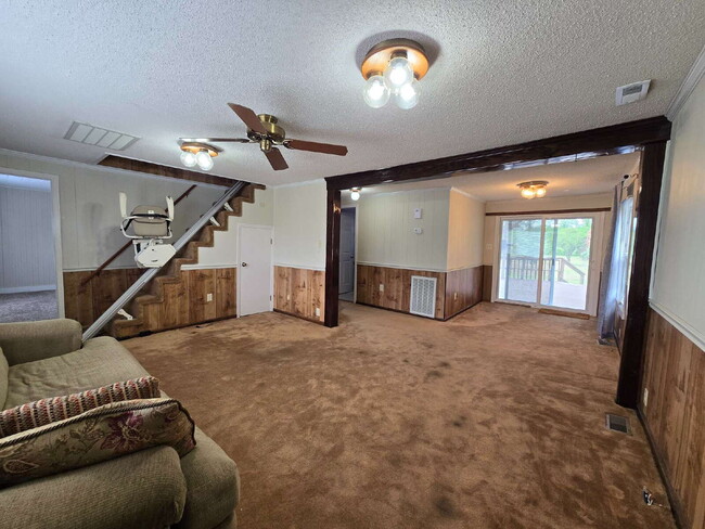 Building Photo - 844 Old Church Rd