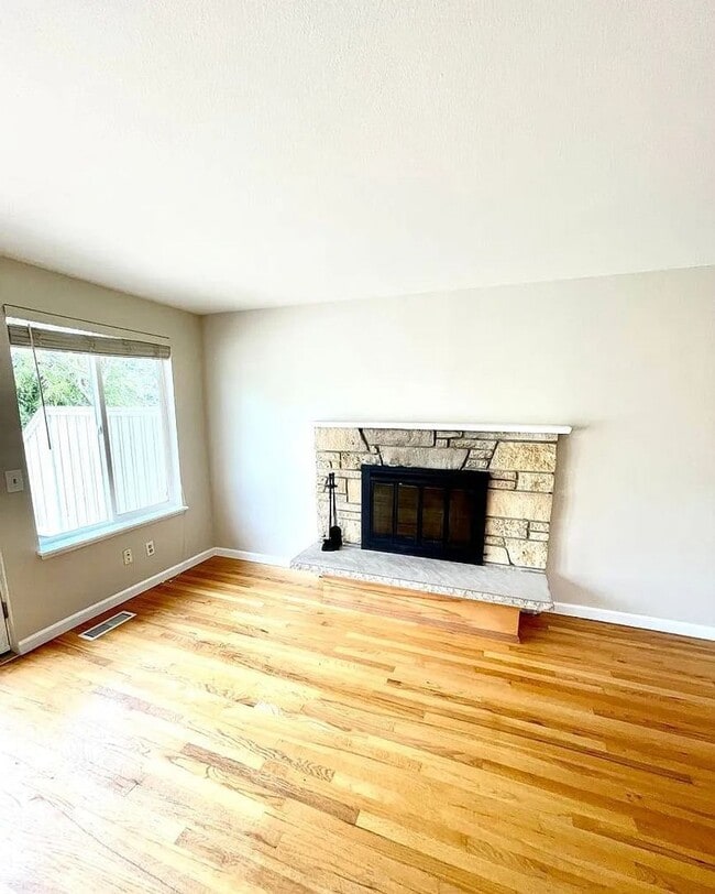Building Photo - Beautiful Mid-Century four-bedroom Shoreline
