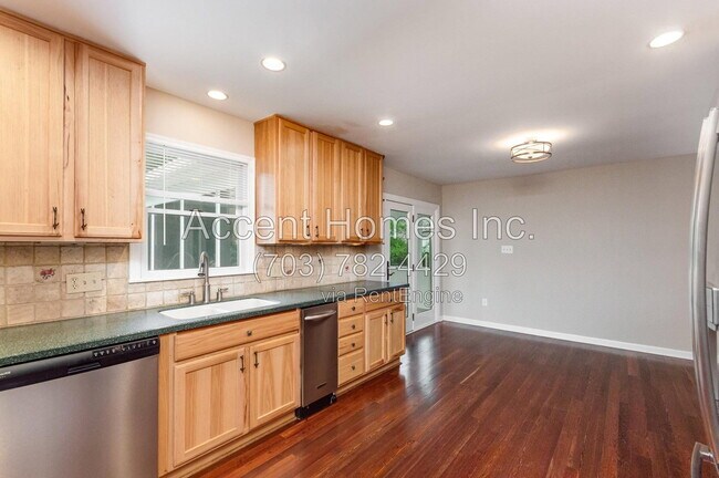 Building Photo - 210 S 26th St