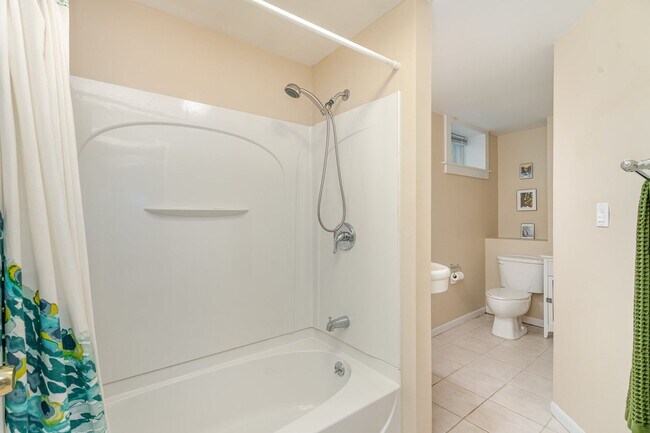 Building Photo - Spacious 4BR/2BA Single-Family Home in Mer...