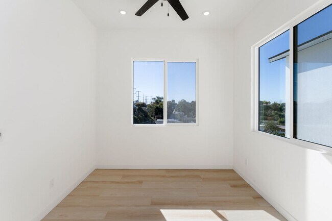 Building Photo - 4611-4611 Almayo Ave