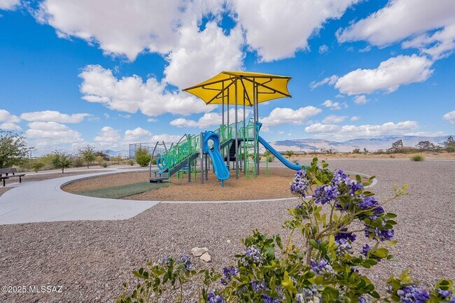Building Photo - 4 Bedroom Home with Community Pool in Vail...