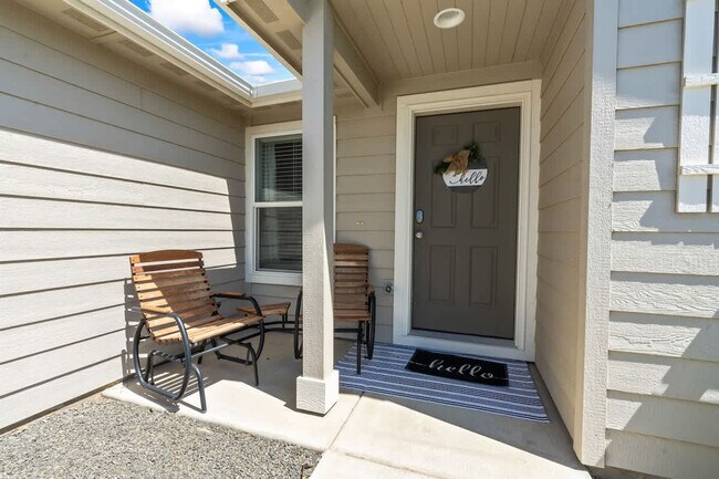 Building Photo - 216 Cliff Swallow Ave