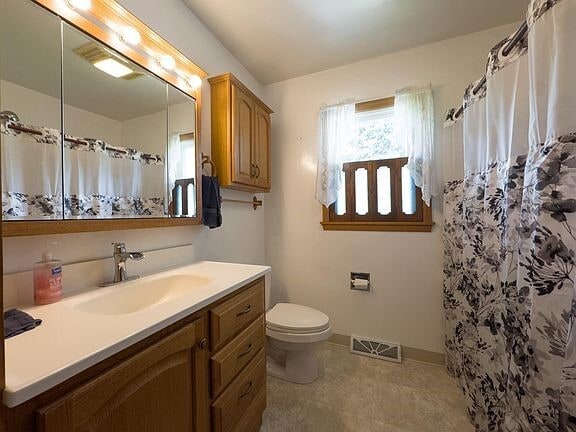 Building Photo - 525 Maple Ln