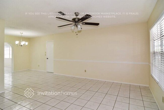 Building Photo - 801 SW Ivanhoe Dr