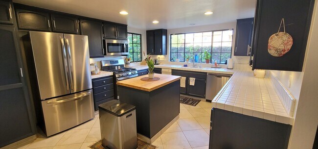Building Photo - Mandalay Bay Village Private Community 3+3 $5000