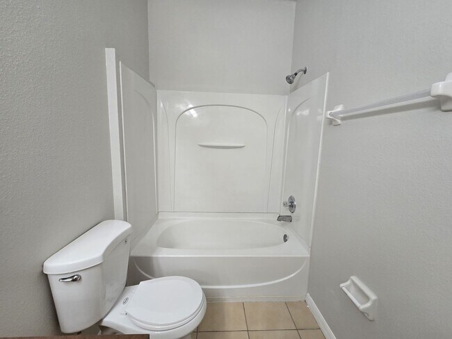 Building Photo - 3BD / 2.5BA Carriage Home