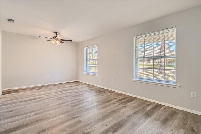 Building Photo - ? Modern 3-Bedroom Bedford Home with Spacious Layout ?