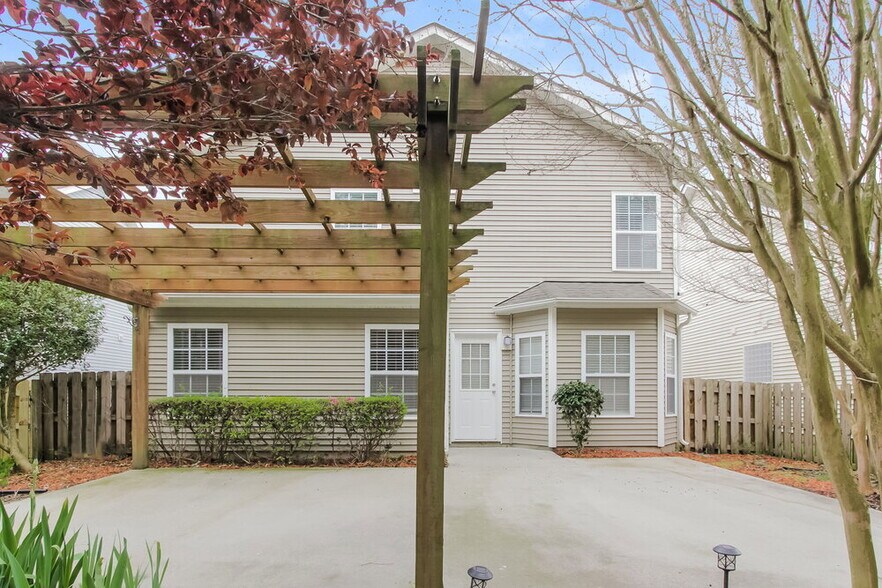 Building Photo - 11704 Village Pond Dr