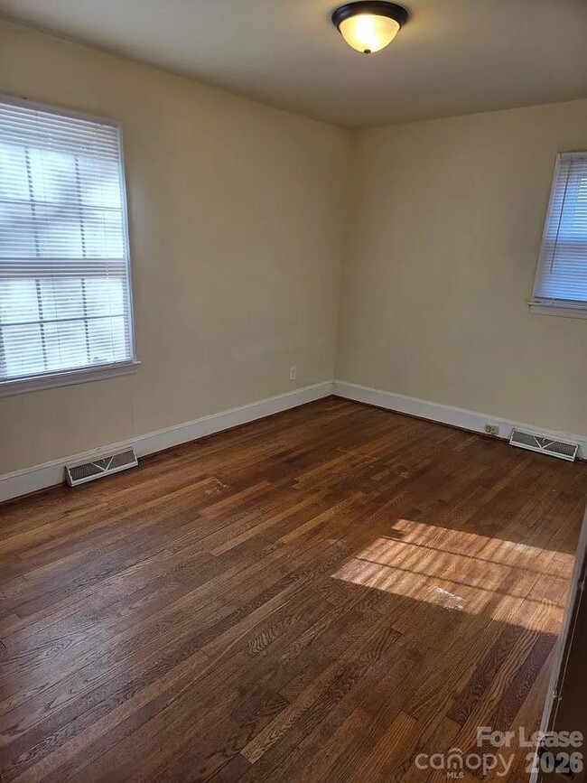 Building Photo - 4520 Holbrook Dr