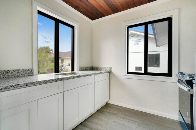 Building Photo - 652 Hernando St