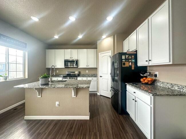 Building Photo - Grand 6bd 4ba Crystal Valley home with an in-law suite!!!