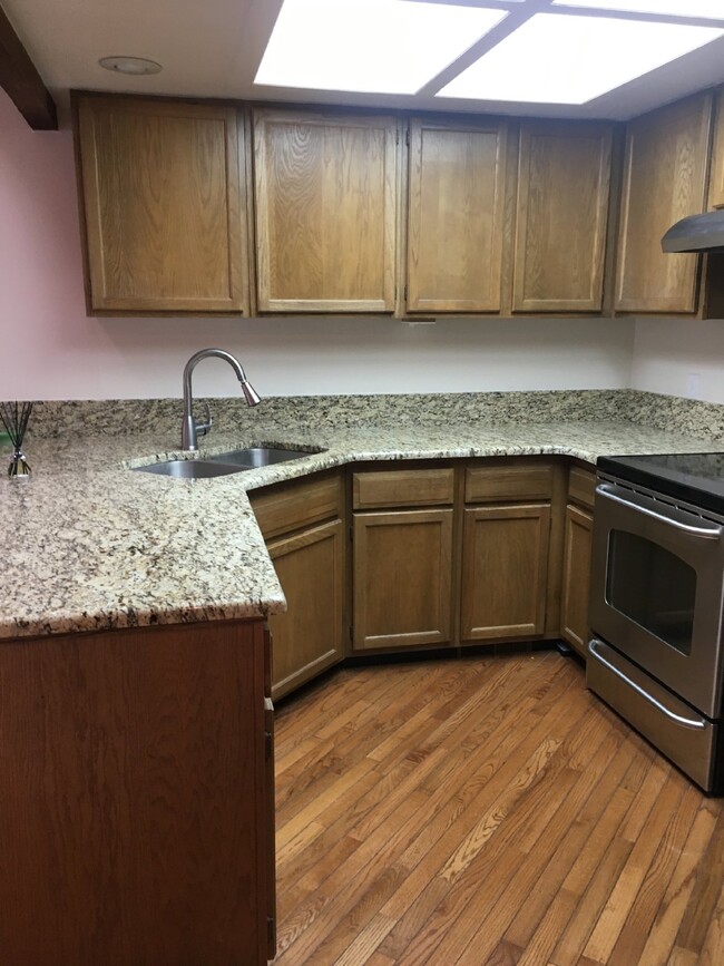 Building Photo - Spacious Townhouse For Rent