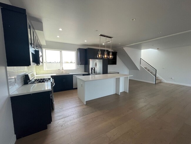 Building Photo - 2129