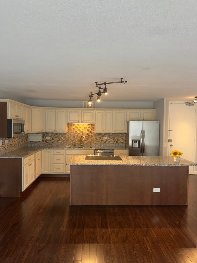 Building Photo - 340 W Diversey Pkwy