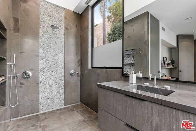 Building Photo - 9405 Sierra Mar Pl