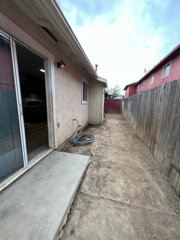 Building Photo - 512 S Dearing Ave