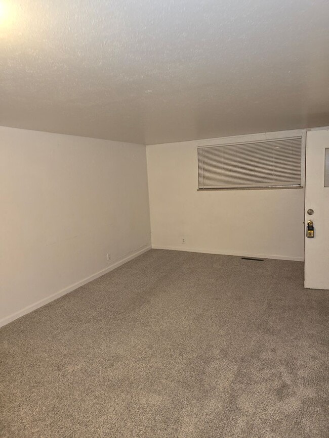 Building Photo - 2 Bed 1 Bath Garden Level Duplex