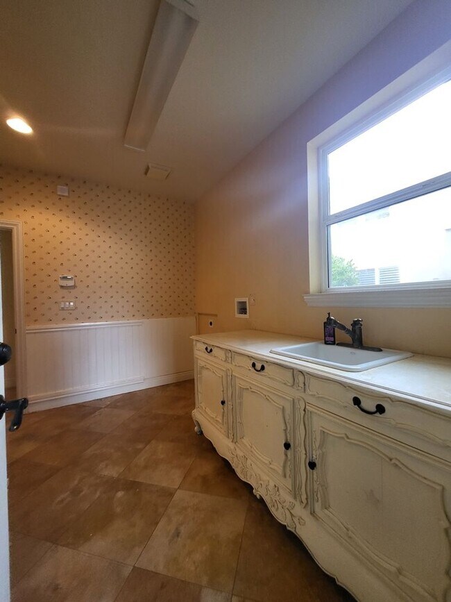 Building Photo - Absolutely Gorgeous 4BD / 3BA Home with Pool in Quiet Neighborhood